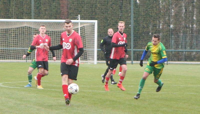 Fotbalisté Napajedel (v zeleném) doma o víkendu doma podlehli Kvasicím 1:4.