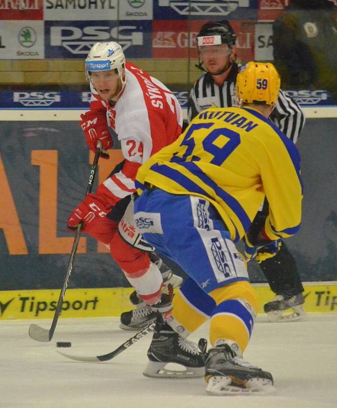 Extraligoví hokejisté Zlína (ve žlutém) v neděli ve 45. kole doma hostili Pardubice. Foto:pro Deník/Jiří Hejtmánek