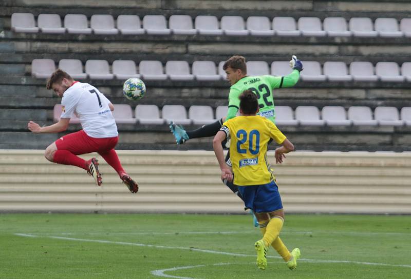 Fotbalisté Kroměříže (červenobílé dresy) v dalším přípravném utkání podlehli posílenému béčku Zlína 1:2