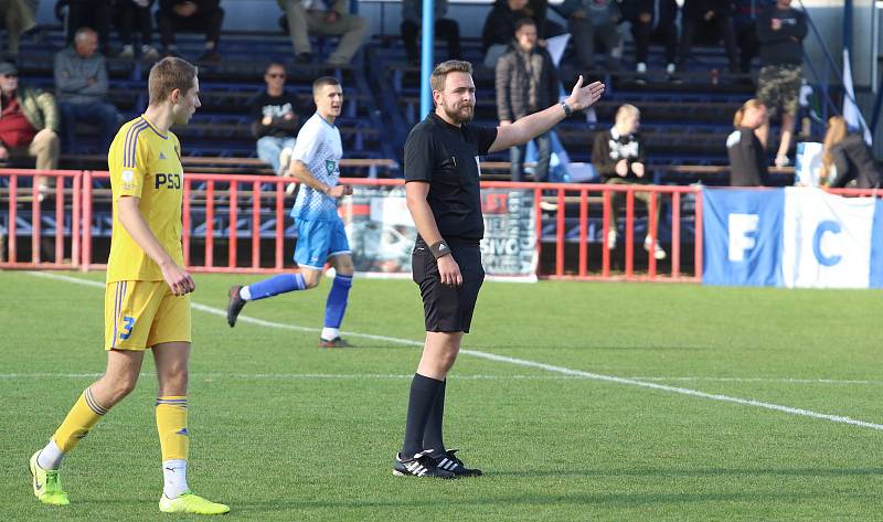 Fotbalisté Otrokovic (modro-bílé dresy) podruhé v sezoně zvítězili, porazili Jihlavu "B" 2:0.