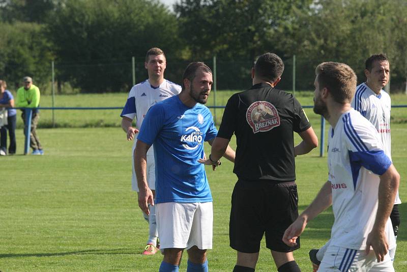 Fotbalisté Tlumačova (modré dresy) v rámci oslav výročí devadesáti let kopané v obci porazili Zdounky 2:0.