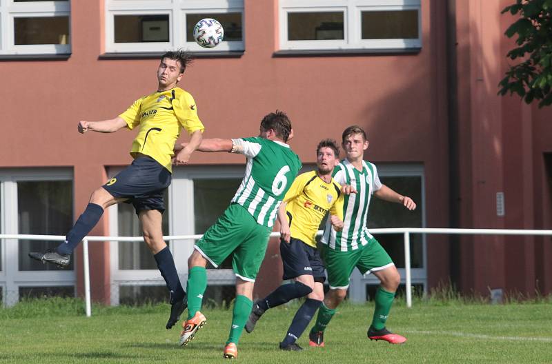 Fotbalisté Újezdu (ve žlutých dresech) zdolali Vysoké Pole 4:2 a před letní pauzou zůstali v čele Ligy4.