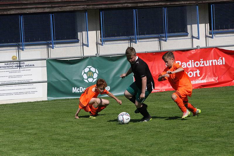 Krajské finále McDonald’s Cupu si v úterý na zlínské Vršavě podmanili žáci Základní školy Sportovní v Uherském Hradišti, kteří v obou kategoriích postoupili do celostátního finále.