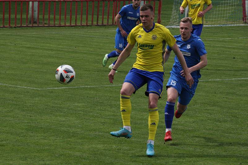 Sobotní třetiligové derby mezi Viktorií Otrokovice (modré dresy) a béčkem Fastavu Zlín skončilo výhrou domácího celku 2:0.