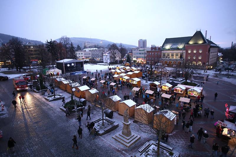 Vánoční jarmark na náměstí Míru ve Zlíně.