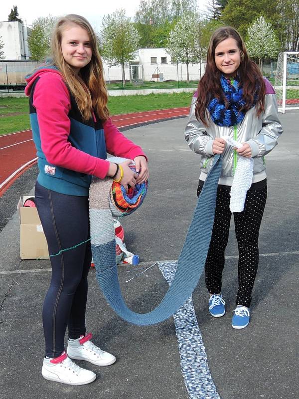 Otrokovičtí školáci se rozhodli připomenout baťovské výročí výrobou obrovské šály