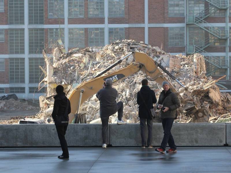 Demolice budovy č. 24 v bývalém továrním areálu Svit ve Zlíně.