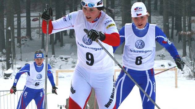 Zlínská běžkyně na lyžích Hana Hančíková (v bílém).