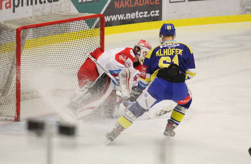 Čtvrtý zápas předkola: Berani Zlín (v modrém) proti HC Olomouc