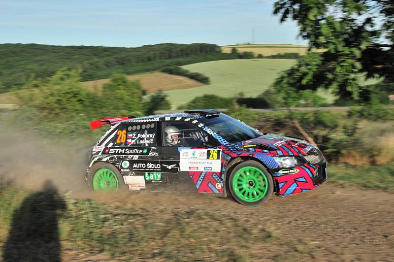 Vítězem 17. ročníku Agrotec Petronas Syntium Rally Hustopeče se stal Jan Kopecký (Škoda Fabia Rally2 evo), který o necelých sedm vteřin porazil Václava Pecha (Ford Focus WRC).