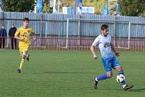 Fotbalisté Otrokovic (modro-bílé dresy) podruhé v sezoně zvítězili, porazili Jihlavu "B" 2:0.