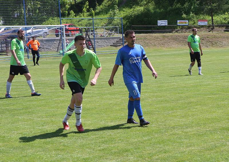 Fotbalisté Jasenné (modré dresy) smetli mužstvo Slopné 5:0.