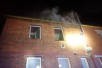 Požár střechy domu ve zlínské Kotěrově ulici zaměstnal v noci hasiče, 10. 4. 2022