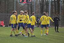 Fotbalisté Zlína B (žluté dresy) v dalším přípravném zápase zvítězili nad divizní Polankou nad Odrou. 