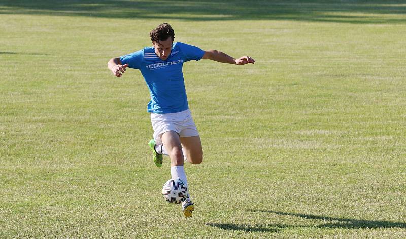 Fotbalisté Malenovic (růžové dresy) ve 26. kole krajské I. B třídy skupiny C podlehli Vlčnovu 1:2.