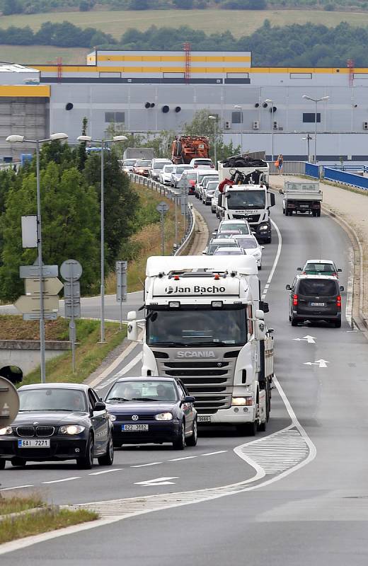 Kolona aut na železničním nadjezdu v Otrokovicích