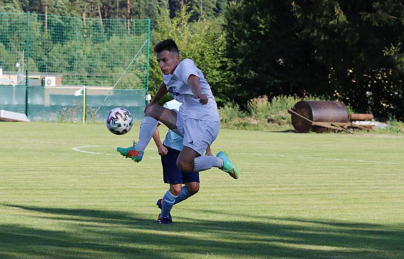 Fotbalisté Kostelce odehráli derby proti Fryštáku. V divokém zápase prohráli 3:4.