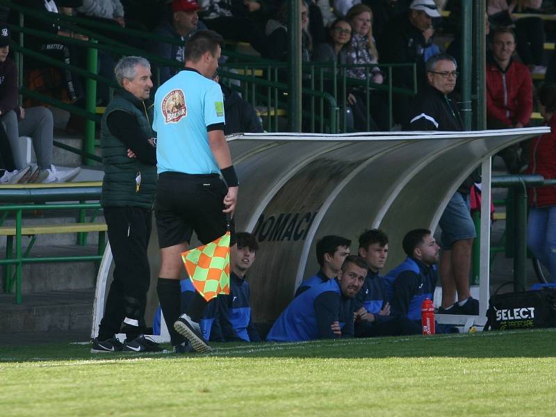 Ve šlágru 10. kola fotbalového krajského přeboru remizovala Napajedla (v červeném) s Baťovem 2:2, když domácí dokázali smazat dvoubrankové manko.