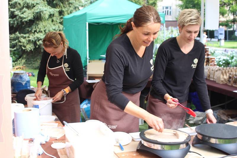 Ve Zlíně se tento víkend koná Garden Food Festival. Přilákal zajímavé kuchaře a ochutnávat se mohou ještě zajímavější speciality. 