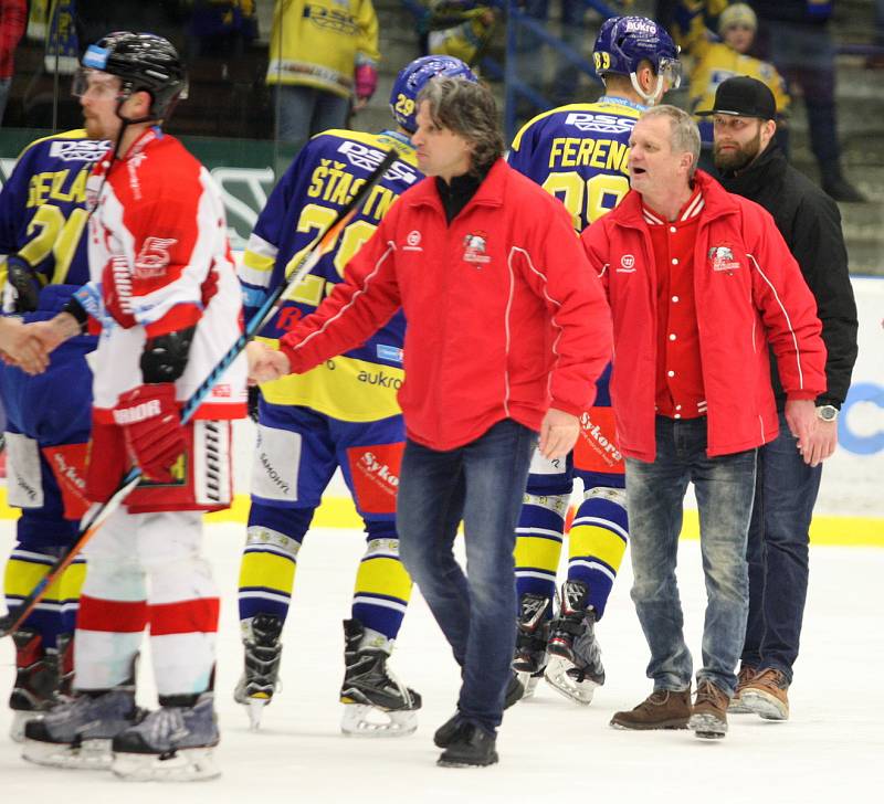 Extraligoví hokejisté Olomouce ovládli předkolo play-off, když sérii na tři vítězství ukončili v sobotu ve Zlíně po výhře 3:2. Na snímku vítězné emoce kohoutů.