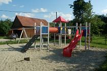 PŮVODNÍ STAV. Teprve nedávno vybudované hřiště pro děti v Lipové se stává terčem vandalů.