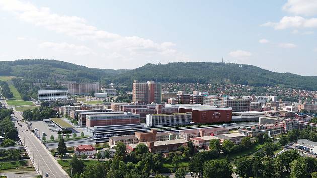 Vizualizace polyfunkčního komplexu Fabrika ve Zlíně. Komplex za 3,5 miliardy obsahující obchodní centrum, parkoviště, sportovní haly, multikino i zimní stadion vyroste do roku 2027 mezi objektem Baťova institutu a budovou 34 ve zlínském areálu Svit.
