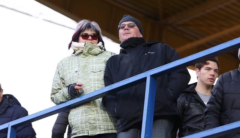 Fotbalisté Zlína (žluté dresy) ve 22. kole první ligy porazili Slovácko 1:0. Regionální derby rozhodl v 82. minutě obránce Martin Cedidla.