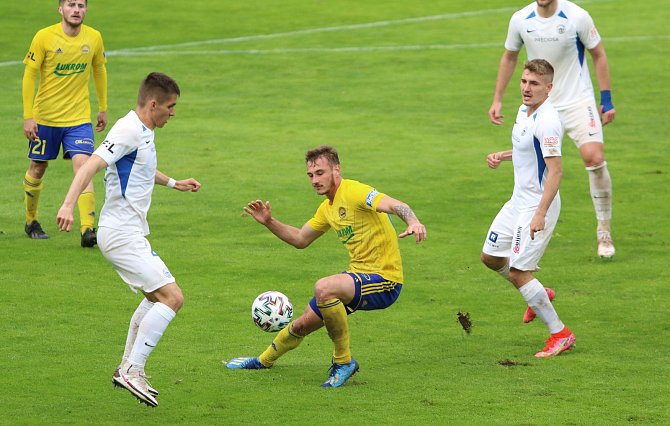 Fotbalisté Zlína (žluté dresy) v posledním domácím zápase letošní sezony hostili Liberec.