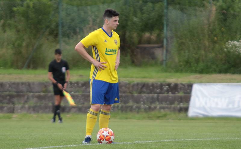 Fotbalisté Slavičína (v modrých dresech) na úvod přípravy zvítězili na Vršavě se Zlínem B 2:1