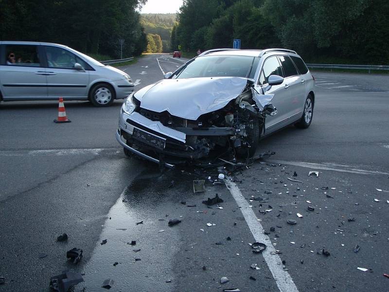 K dopravní nehodě auta a motocyklu došlo na křižovatce silnic, u čerpací stanice v části Zlín – Vršava.