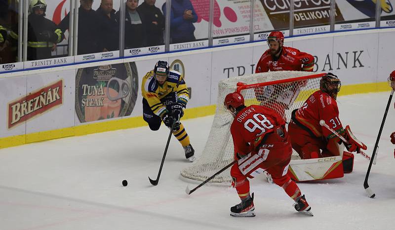 Hokejisté Zlína (žluto-modré dresy) ve středu prohráli s Prostějovem 1:2 po prodloužení.