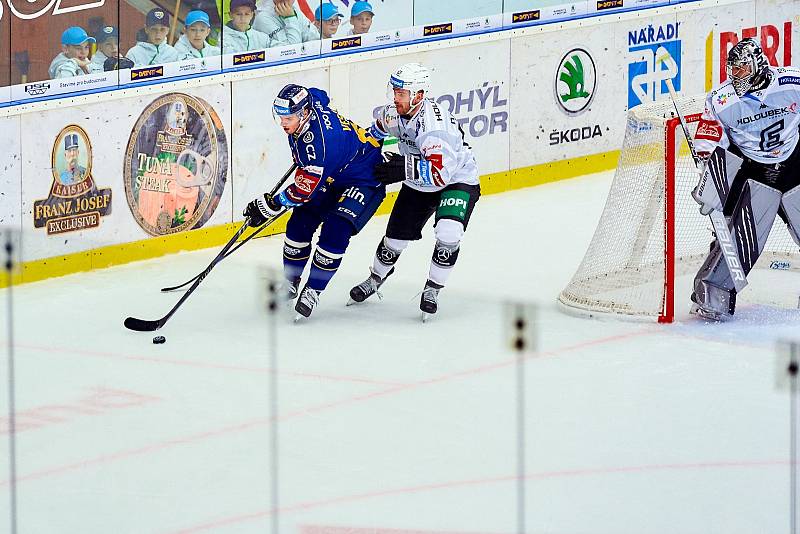 Hokejisté Zlína (v modrých dresech) v 7. kole TIpsport extraligy vyzvali Karlovy Vary.  