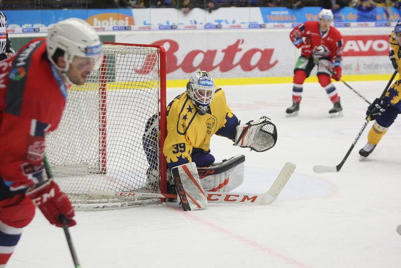 Extraligoví hokejisté Zlína (ve žlutých retro dresech) doma ve výročním duelu 35. kola porazili Pardubice. Součástí utkání bylo slavnostní vyvěšení pod strop dresu Petra Čajánka (16).