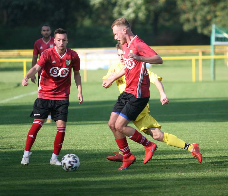 Fotbalisté Kvasic (v červeném) v 10. kole krajského přeboru naplno potvrdili roli favorita a před svými fanoušky jasně 4:0 porazili Nedašov.