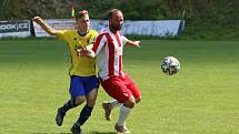 Fotbalisté Luhačovic (ve žlutém) ve druhém zápase krajského přeboru doma porazili Brumov 2:0.