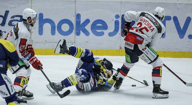 Hokejové utkání 48. kola Tipsport extraligy v ledním hokeji mezi HC Dynamo Pardubice a PSG Berani Zlín (ve žlutoodrém) v pardudubické ČSOB pojišťovna ARENĚ.