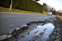 Nebezpečnou pastí se zejména při horší viditelnosti mohou stát rozbité krajnice silnice z Hošťálkové na Troják..