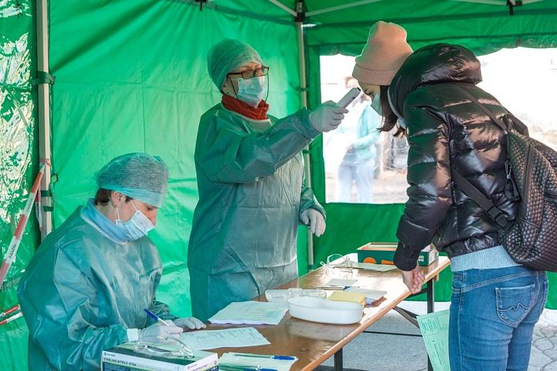 Také u vstupu do Kroměřížské nemocnice třídíli pacienty, ve venkovním stanu jim měřili tělesnou teplotu a vyplňovali dotazník.