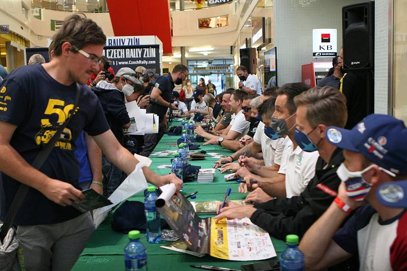 Na dvacet předních posádek Barum Czech Rally Zlín se ve středu vpodvečer sešlo v nákupním centru ve Zlíně s fanoušky, kterých dorazilo okolo tisíce.