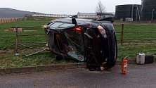 Řidič po nehodě ve Fryštáku zůstal zaklíněn v autě. Vyprostili ho kolemjdoucí.