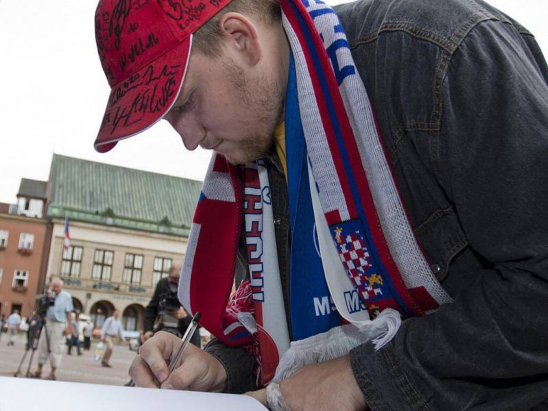 Zlínské náměstí Míru ve středu 14. září zaplnili lidé, kteří přišli uctít památku tragicky zesnulého hokejisty Karla Rachůnka. 