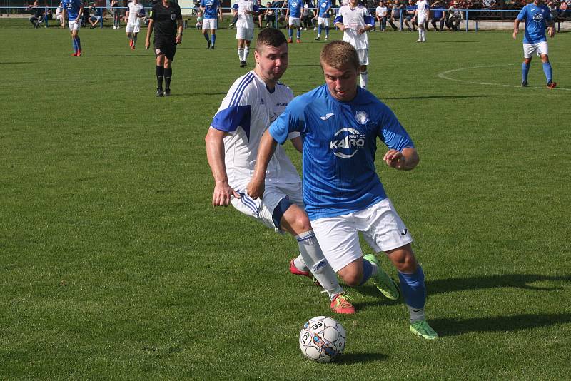 Fotbalisté Tlumačova (modré dresy) v rámci oslav výročí devadesáti let kopané v obci porazili Zdounky 2:0.