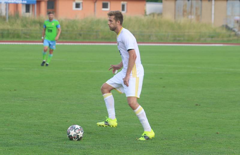 Fotbalisté Zlína B (bílé dresy) na úvod přípravy zvítězili a hřišti v Hranicích na Moravě 4:1.