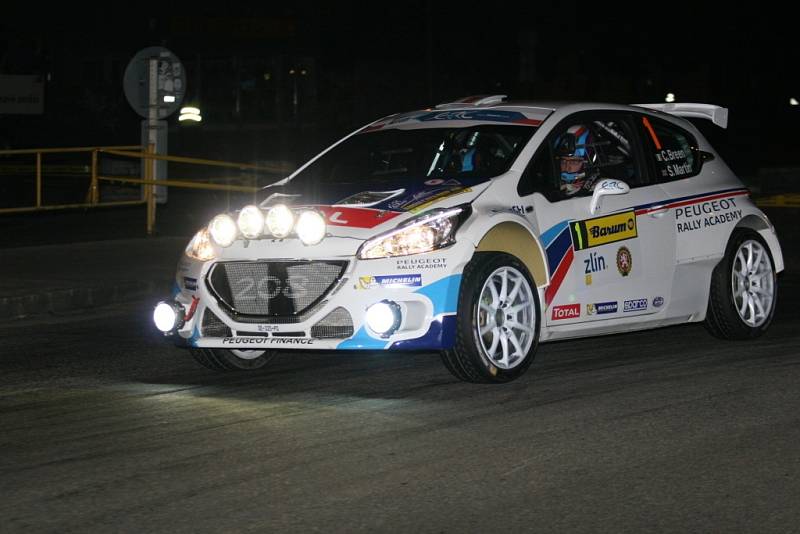 Úvodní noční městskou rychlostní zkoušku ve Zlíně vyhrál Holanďan Kevin Abbring na voze Peugeot 208 T16.