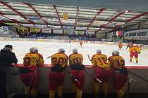 Sváteční zápas hokejistů Brumova a Uherského Ostrohu přilákal necelou stovku diváků.