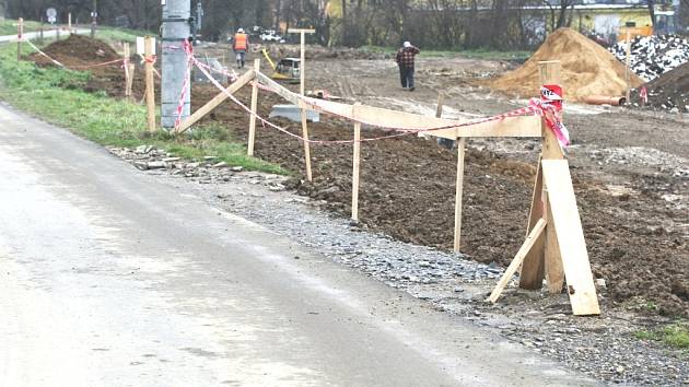 Budování cesty mezi Přílukem a Lužkovicemi