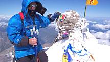 Cestovatel byl ještě před pár dny ve velehorách. Toto je jeho několik dnů stará fotografie na vrcholu Elbrusu (5642 m. n. m.).