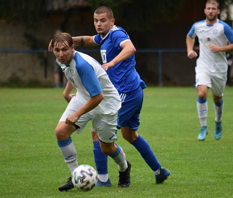 Divizní fotbalisté Slavičína (v modrém) ve 3: kole skupiny E doma přetlačili favorita z Přerova a porazili jej s novým trenérem na lavičce 1:0.