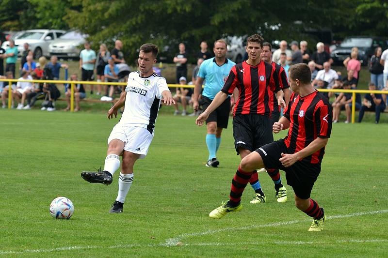 Fotbalisté Kvasic (v bílém) ve druhém kole krajského přeboru před početnou hodovou návštěvou porazili nováčka z Francovy Lhoty vysoko 5:0.