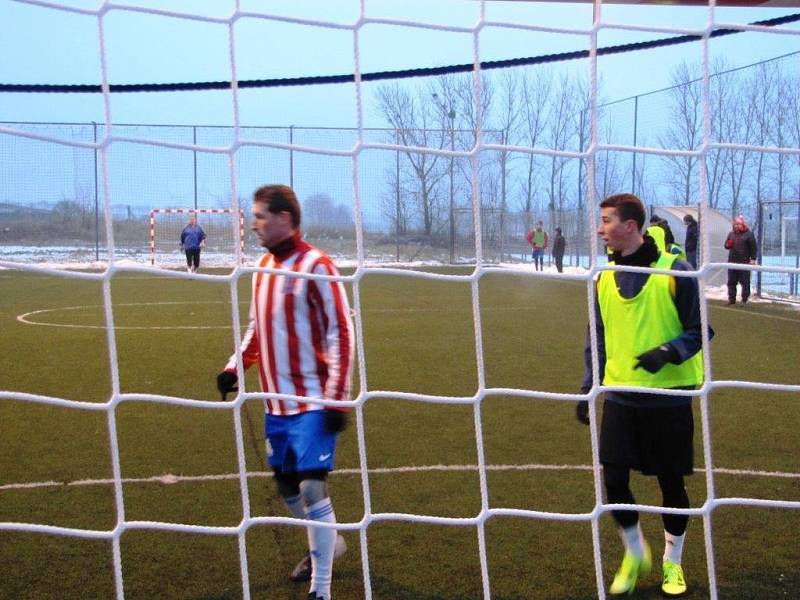 Zimní liga v malé kopané ve Fryštáku, zápas Poskládaní - Benfika 4:2, který se hrál v sobotu 9. ledna 2016.   